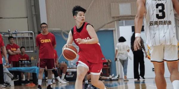 女篮集训更新：首场热身赛取胜，两将因伤退出，王治郅驰援教练组