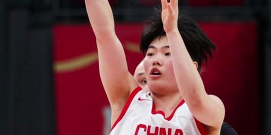 女篮集训更新：首场热身赛取胜，两将因伤退出，王治郅驰援教练组