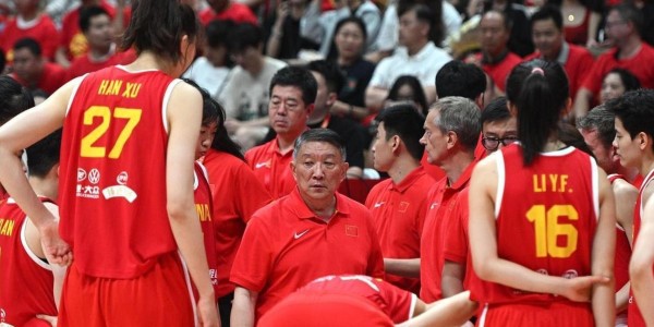 女篮集训更新：首场热身赛取胜，两将因伤退出，王治郅驰援教练组