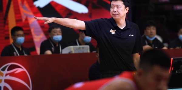 女篮集训更新：首场热身赛取胜，两将因伤退出，王治郅驰援教练组