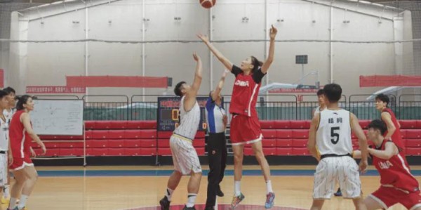 女篮集训更新：首场热身赛取胜，两将因伤退出，王治郅驰援教练组